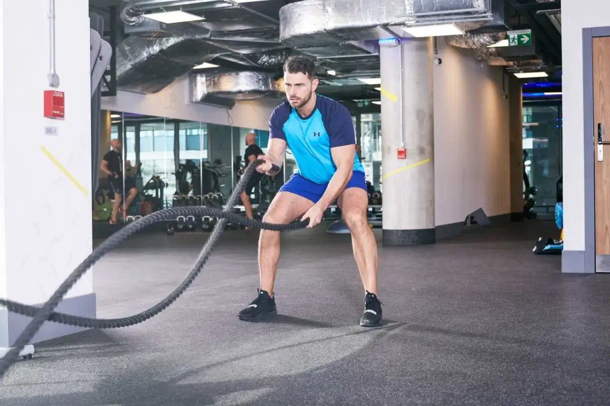 Trening obwodowy: Jak zbudować siłę i kondycję w 30 minut?