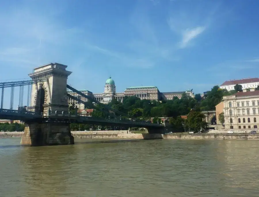 Dunaj w Budapeszcie: Przewodnik po atrakcjach, rejsach i mostach