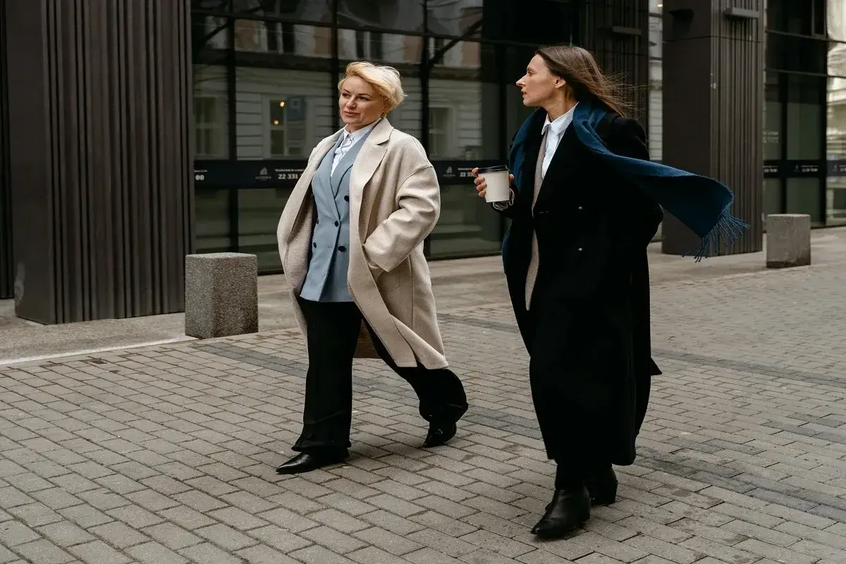 Warstwowe stylizacje do biura zimą: Elegancja bez dodawania objętości?