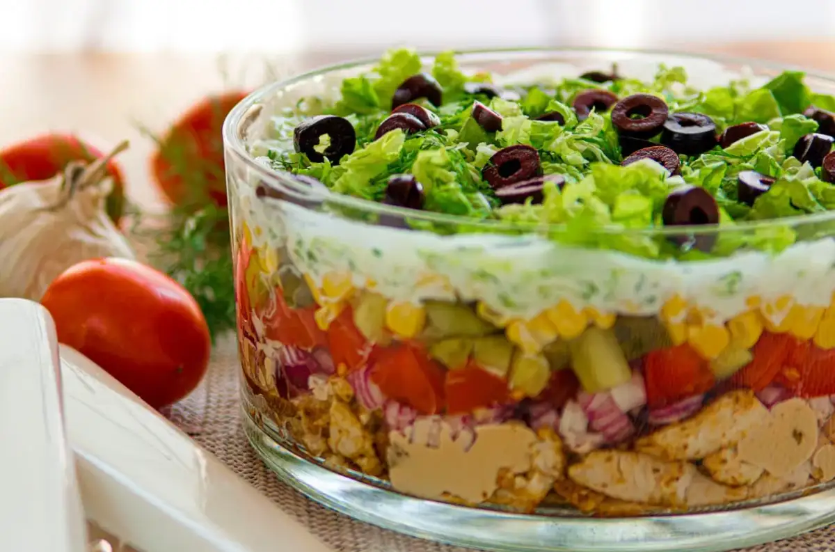 Jaki sos do sałatki gyros? Odkryj najlepsze przepisy i smaki