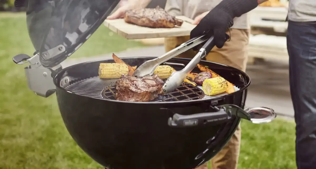 Na grillu bbq co to znaczy, soczysty stek i kukurydza dymią.