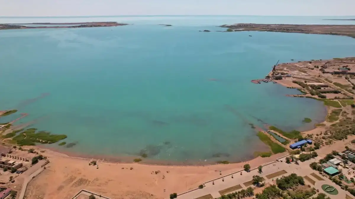 Bałchasz – miasto i jezioro w Kazachstanie, które zaskakuje pięknem