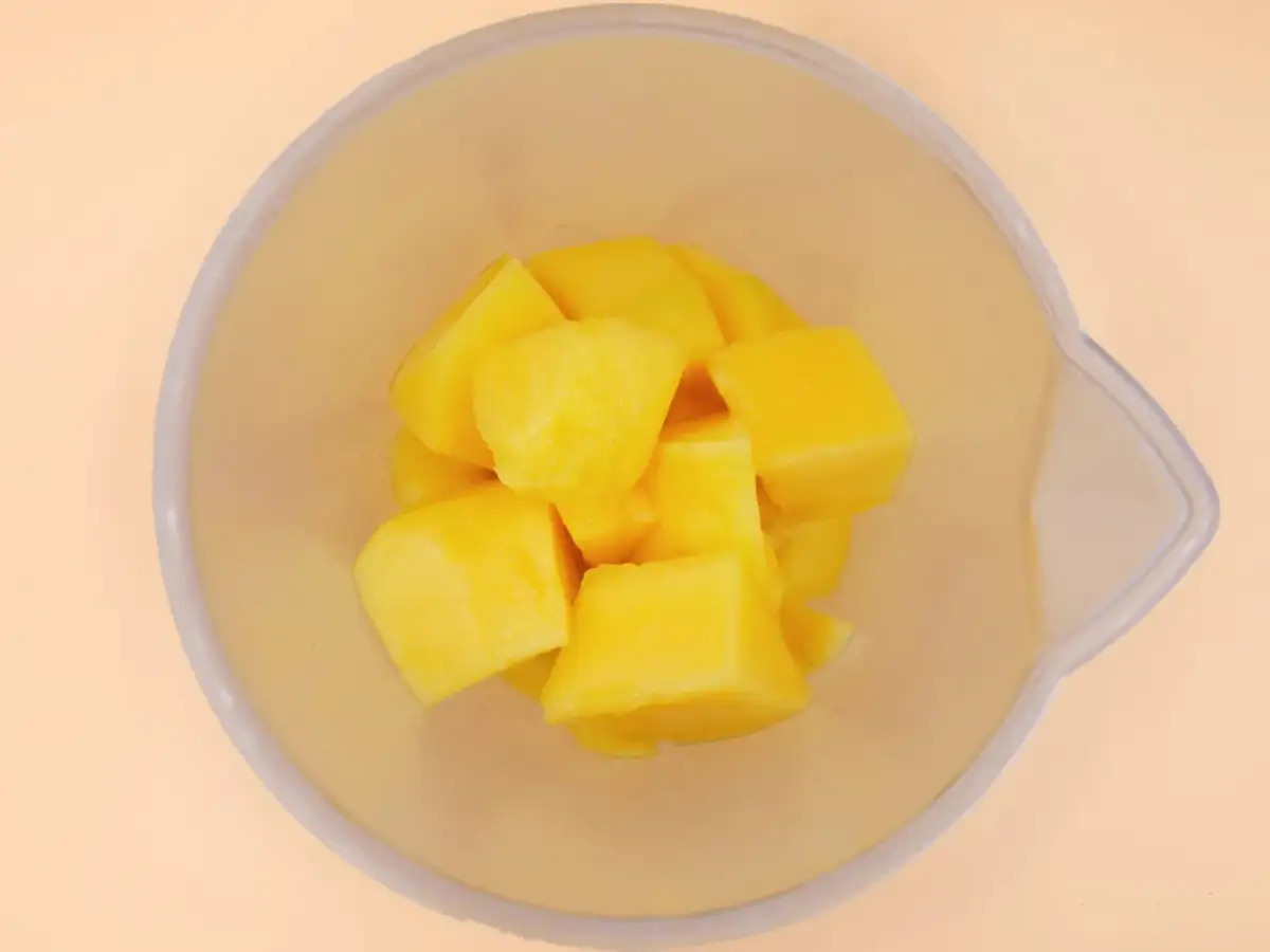 Kawałki mango w przezroczystej misce. Zastanawiasz się, czy galaretka z mango stężeje?