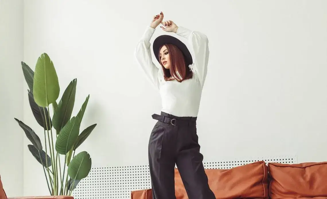 Jaką bluzkę do czarnych spodenek wybrać, by wyglądać stylowo?