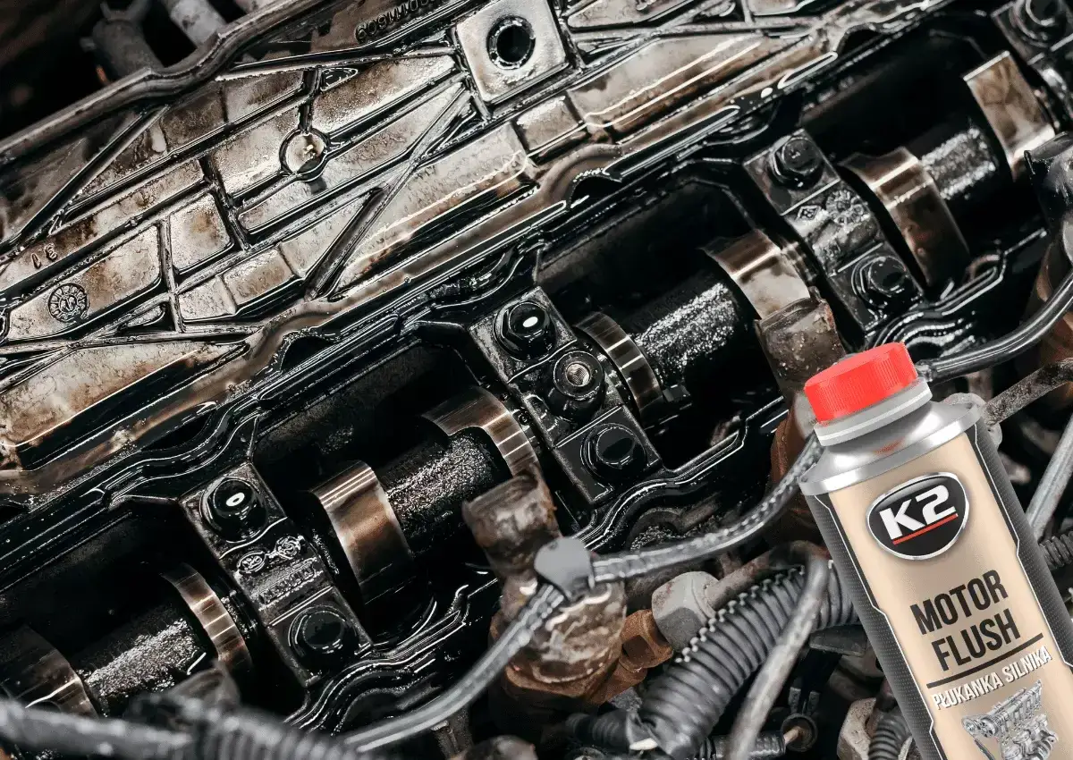 Zabrudzony silnik diesla i butelka płukanki silnika K2 Motor Flush. Czas na gruntowne czyszczenie!