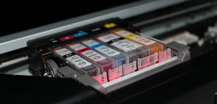 Czy kolorowy tusz drukuje na czarno? Odkryj prawdę o tuszach drukarskich