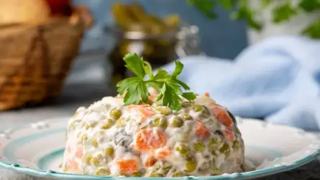 Co dodać do sałatki jarzynowej, aby zaskoczyć gości smakiem?