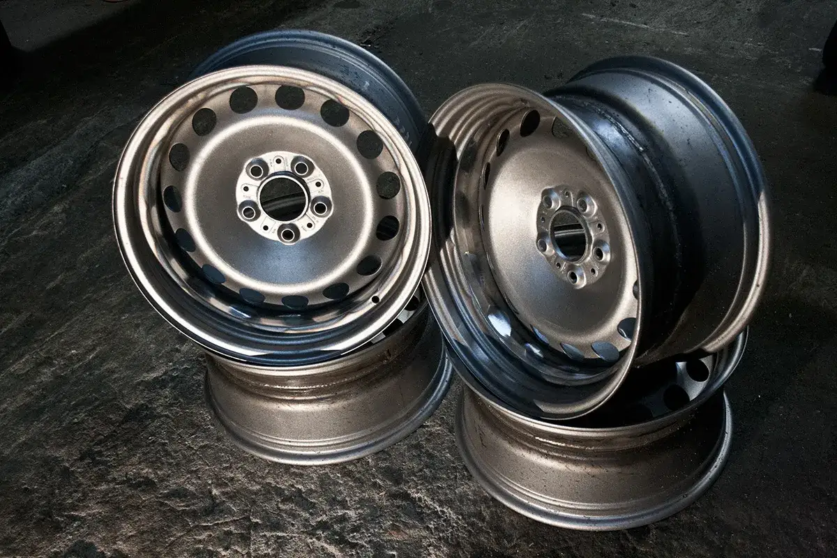 Poszerzanie felg stalowych: Czy warto ryzykować? Koszty i prawo.