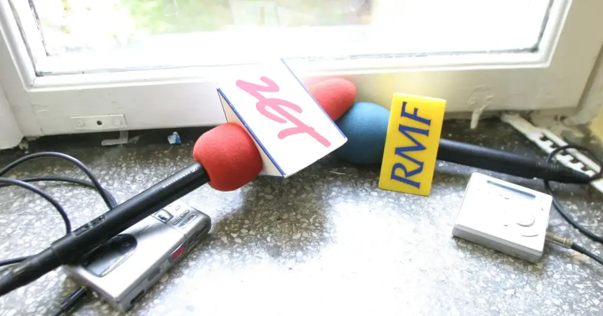 Mikrofony z logotypami RMF FM i Zet, rejestrator dźwięku i odtwarzacz MP3 na parapecie.