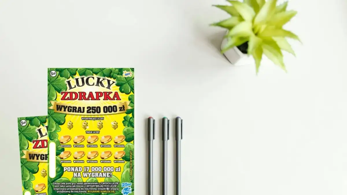 Dwie zdrapki "Lucky ZD RAPKA" po 5 zł leżą obok siebie. Czy w paczce po 5 zł jest więcej zdrapek?