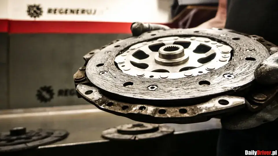 Ślizgające się sprzęgło: Ile wytrzyma? Objawy, przyczyny i koszty naprawy