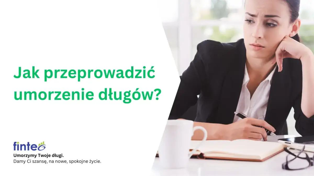 Zmartwiona kobieta przy biurku. Tekst: "Jak przeprowadzić umorzenie długów?". Finte oferuje umorzenie długu chwilówki.