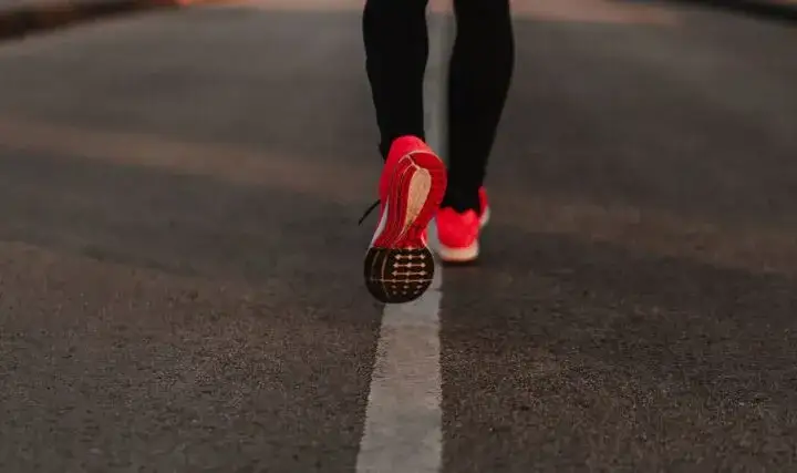 Czy buty do biegania powinny być większe, aby uniknąć kontuzji?