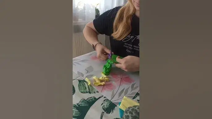 Jak zrobić tubę strzelającą konfetti - proste kroki i materiały