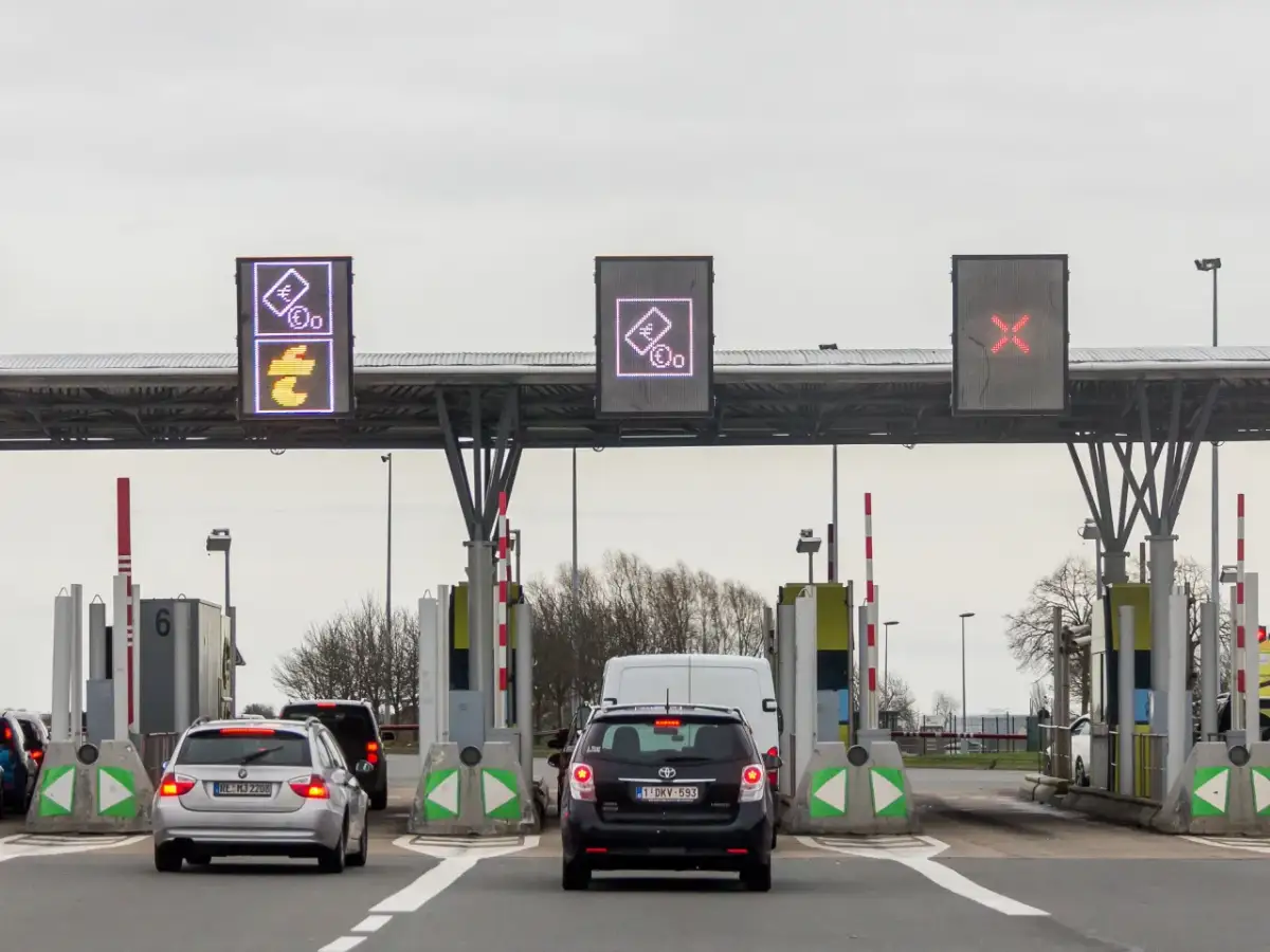 Płatności na autostradach w Polsce: Jak płacić i uniknąć kar?