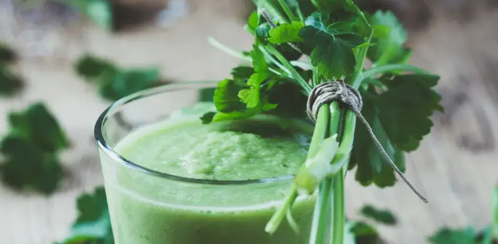 Koktajl z pietruszki: zdrowe przepisy na pyszne i odchudzające napoje