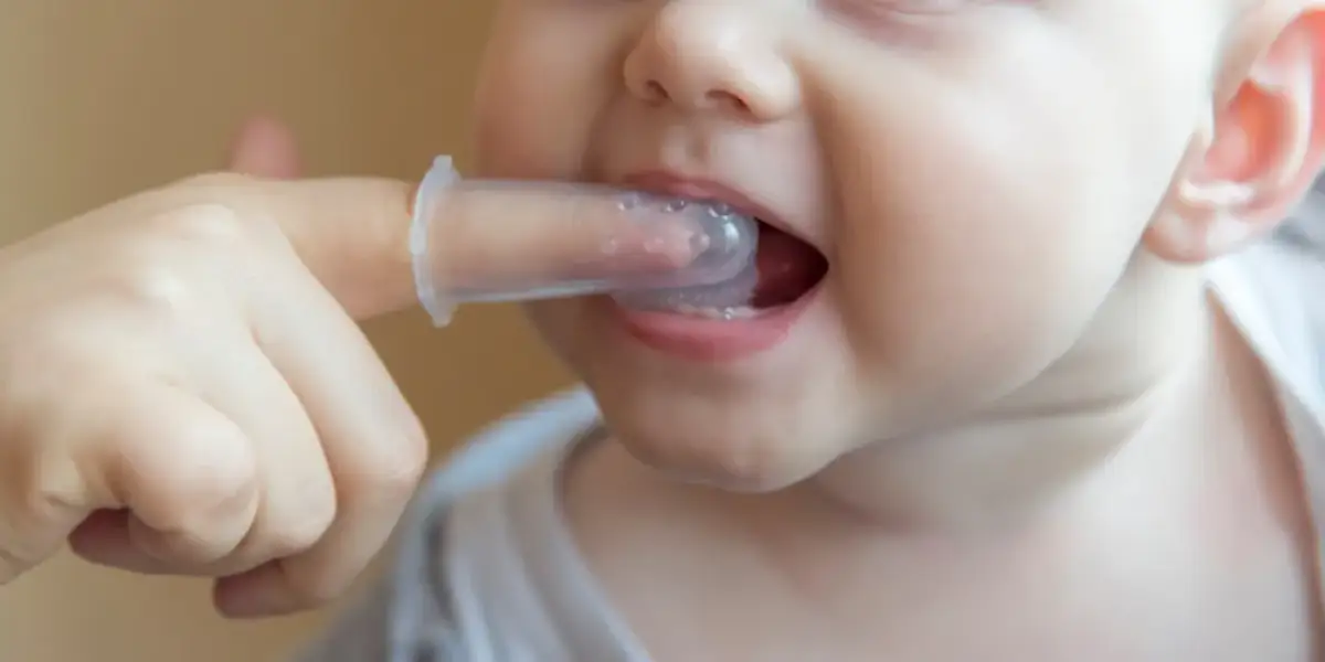 Zdrowy uśmiech od początku: Jak myć zęby niemowlakowi?