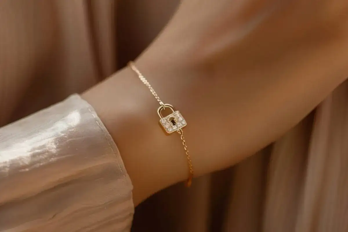 Bransoletka: Lewa czy prawa ręka? Symbolika, styl i wygoda