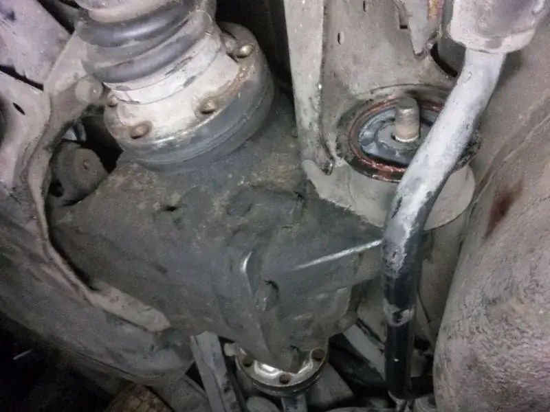 BMW E46: Stuki w dyferencjale? Wybierz i wymień tuleje jak ekspert.