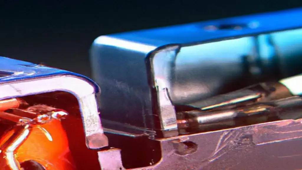 Niestabilne światła? Objawy uszkodzonego regulatora napięcia alternatora