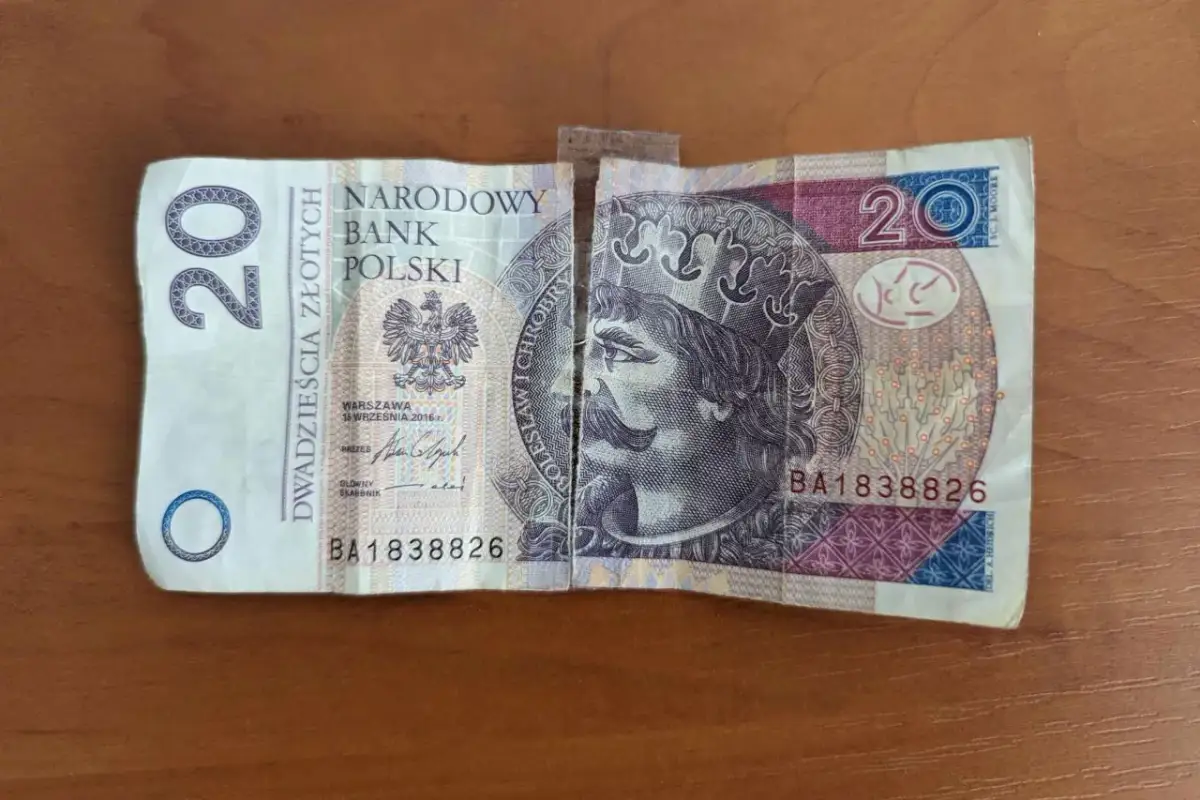 Jak skleić banknot i uniknąć dalszego uszkodzenia pieniędzy