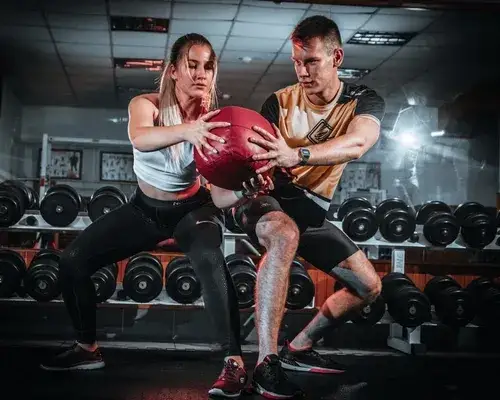 Trening obwodowy co to? Poznaj jego zalety i skuteczne ćwiczenia