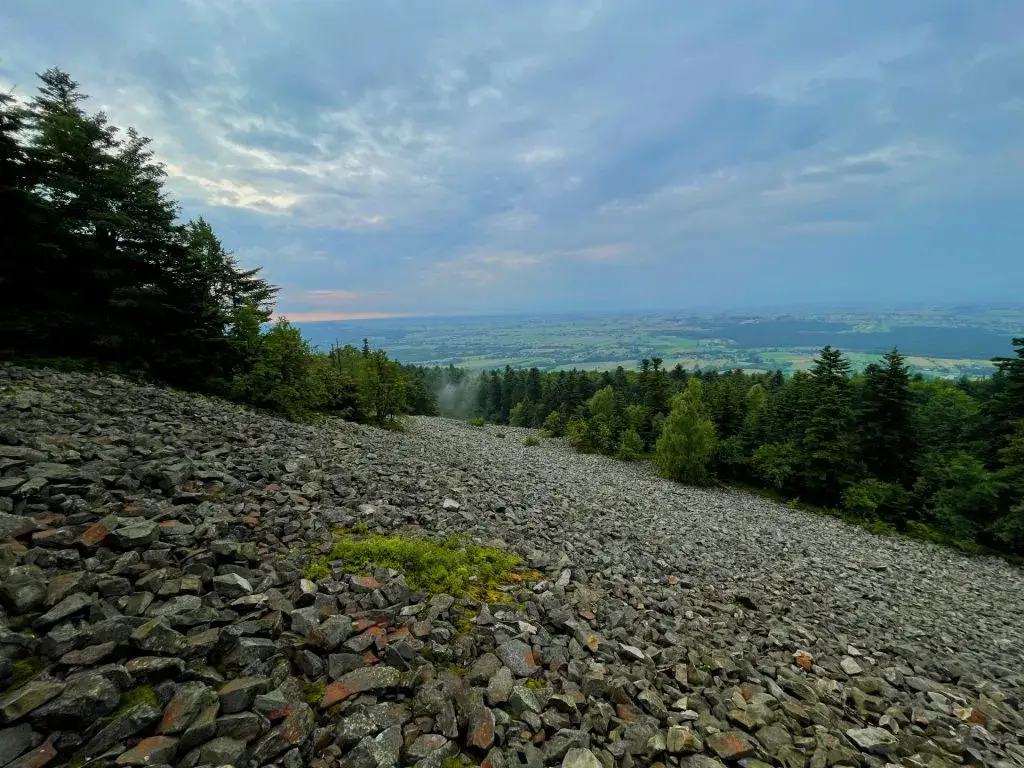 Jak dojechać na Łysą Górę w Świętokrzyskim - najlepsze opcje transportu