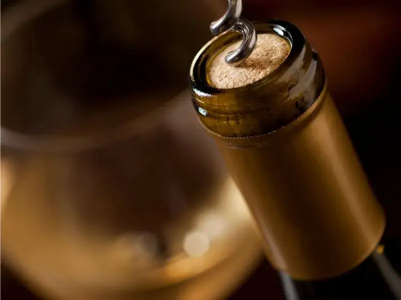 Ile może stać zamknięte wino? Odkryj, jak długo nie straci jakości