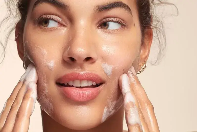 Bioliq specialist niedoskonałości peelingujący żel do mycia twarzy - skuteczne oczyszczanie i wygładzanie skóry