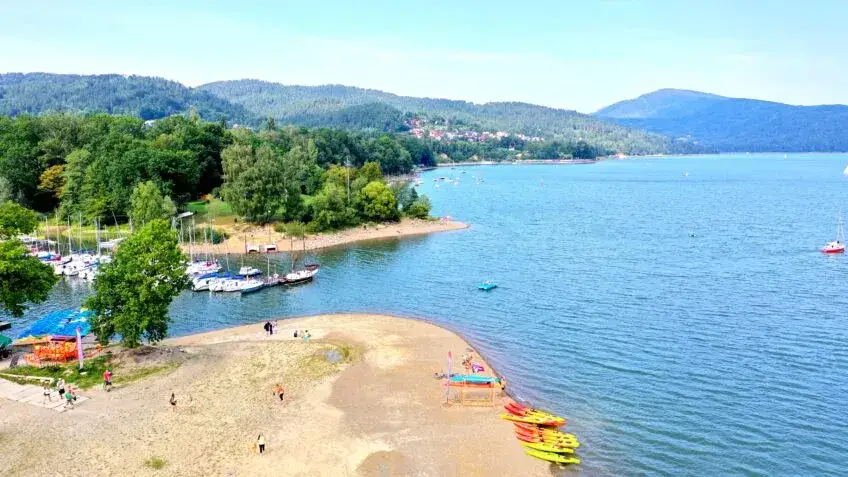 Odkryj Zarzecze nad Jeziorem Żywieckim: Góry i Woda w Jednym!