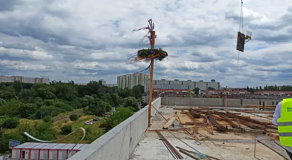 Wiecha na dachu - odkryj znaczenie i tradycję w budownictwie