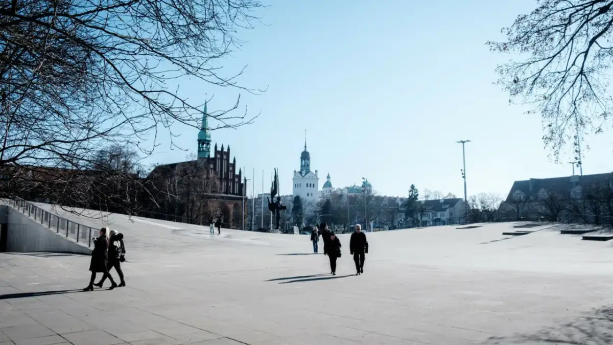 Spacerem po placu w Szczecinie, gdzie w tle widać zabytkowe budowle. Zastanawiasz się, ile mieszkańców ma Szczecin?