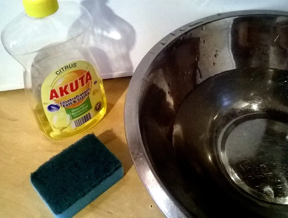 Płyn do naczyń Akuta, gąbka i miska z wodą – idealny zestaw, by dowiedzieć się, czym usunąć naklejki z plastiku.