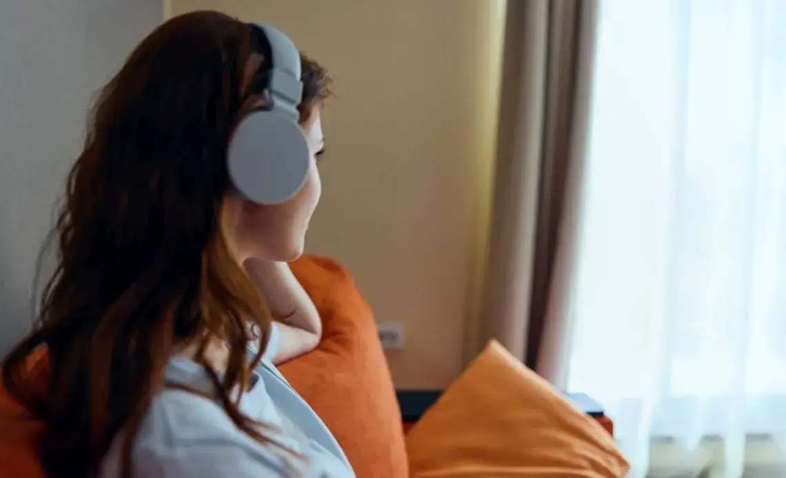 Podłącz słuchawki bezprzewodowe do TV bez Bluetooth poradnik Emil Michalak