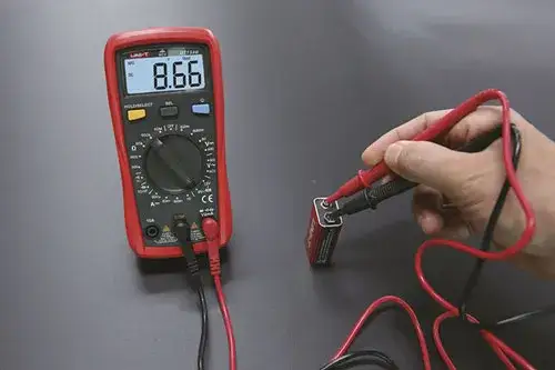 Napięcie w gniazdku: Jak zmierzyć multimetrem i co oznaczają wyniki?