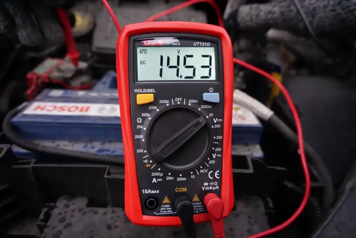 Multimetr pokazuje 14.53V, co jest dobrym wynikiem. Tak sprawdzisz, czy alternator ładuje.
