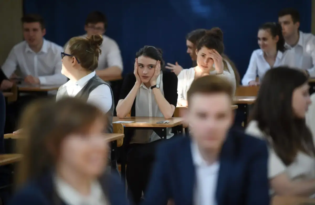 Uczniowie w klasie, zamyśleni, gdy weszło gimnazjum w Polsce.