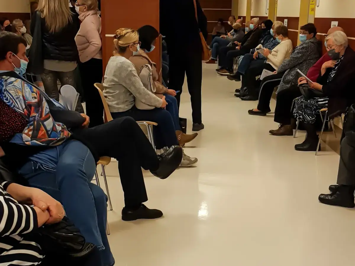 Szybka rehabilitacja: Jak skrócić kolejki do NFZ i prywatnie?