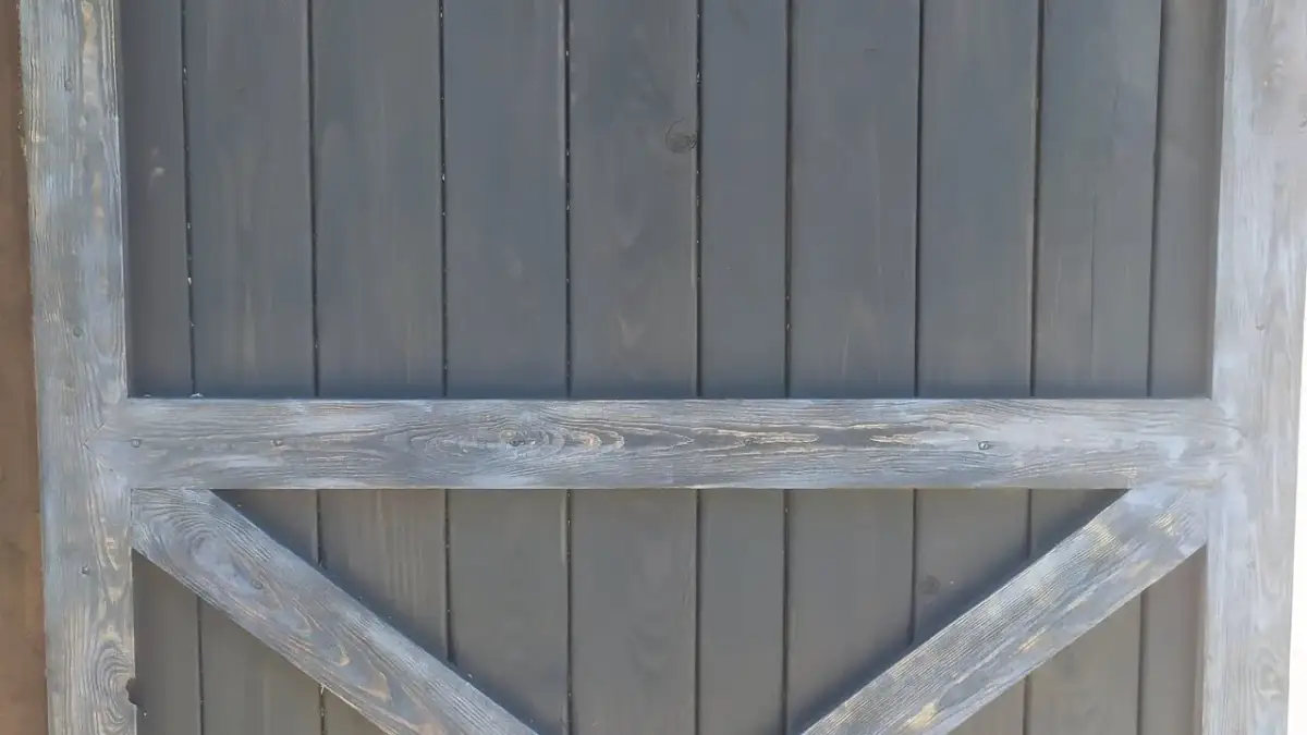 Jak zrobić drzwi do garażu z desek – proste kroki i najczęstsze błędy