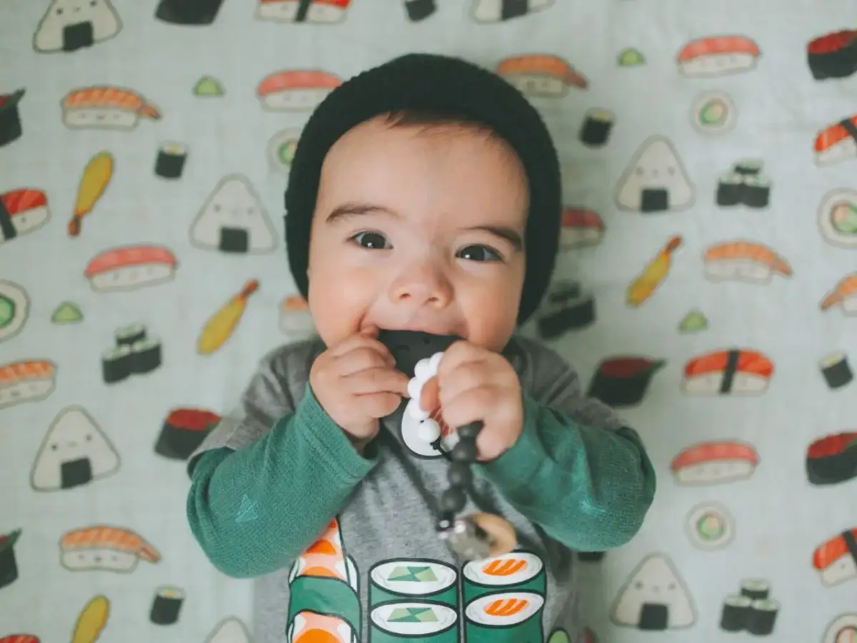 "Piątki" u dziecka: Kiedy wychodzą i jak skutecznie złagodzić ból?