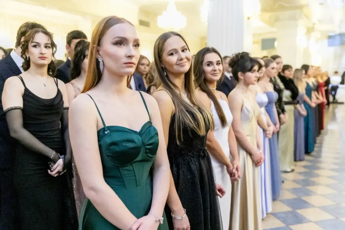 Dziewczyny w pięknych sukniach, zastanawiają się jaka sukienka na studniówkę będzie najlepsza. Eleganckie kreacje w różnych kolorach.