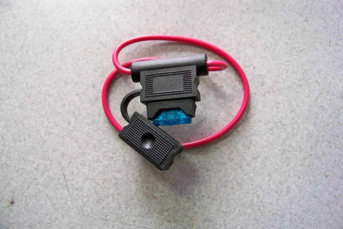 Gdzie są bezpieczniki w skuterze? Znajdź je łatwo i szybko