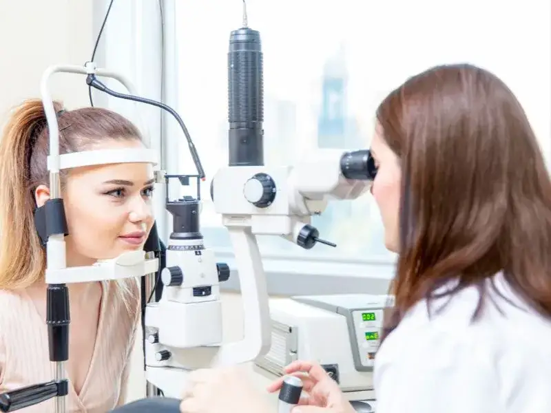 Badanie wzroku: okulista czy optometrysta - co wybrać dla zdrowia oczu?
