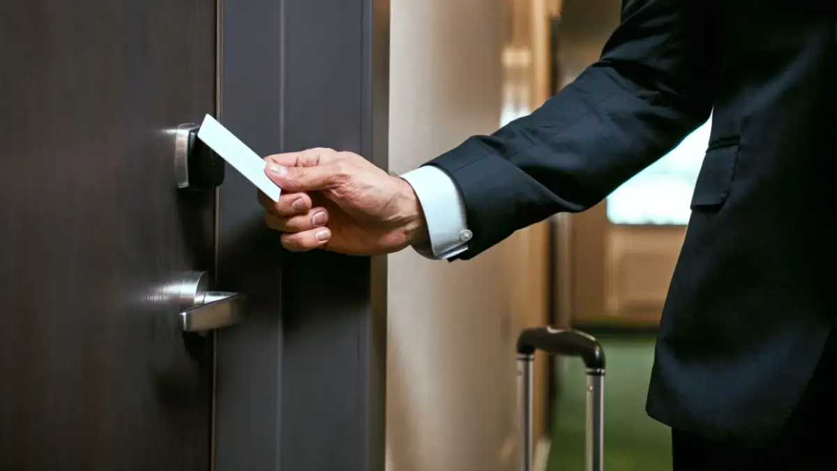 Czy wychodząc z hotelu zostawia się klucz? Poznaj zasady i unikaj kosztów