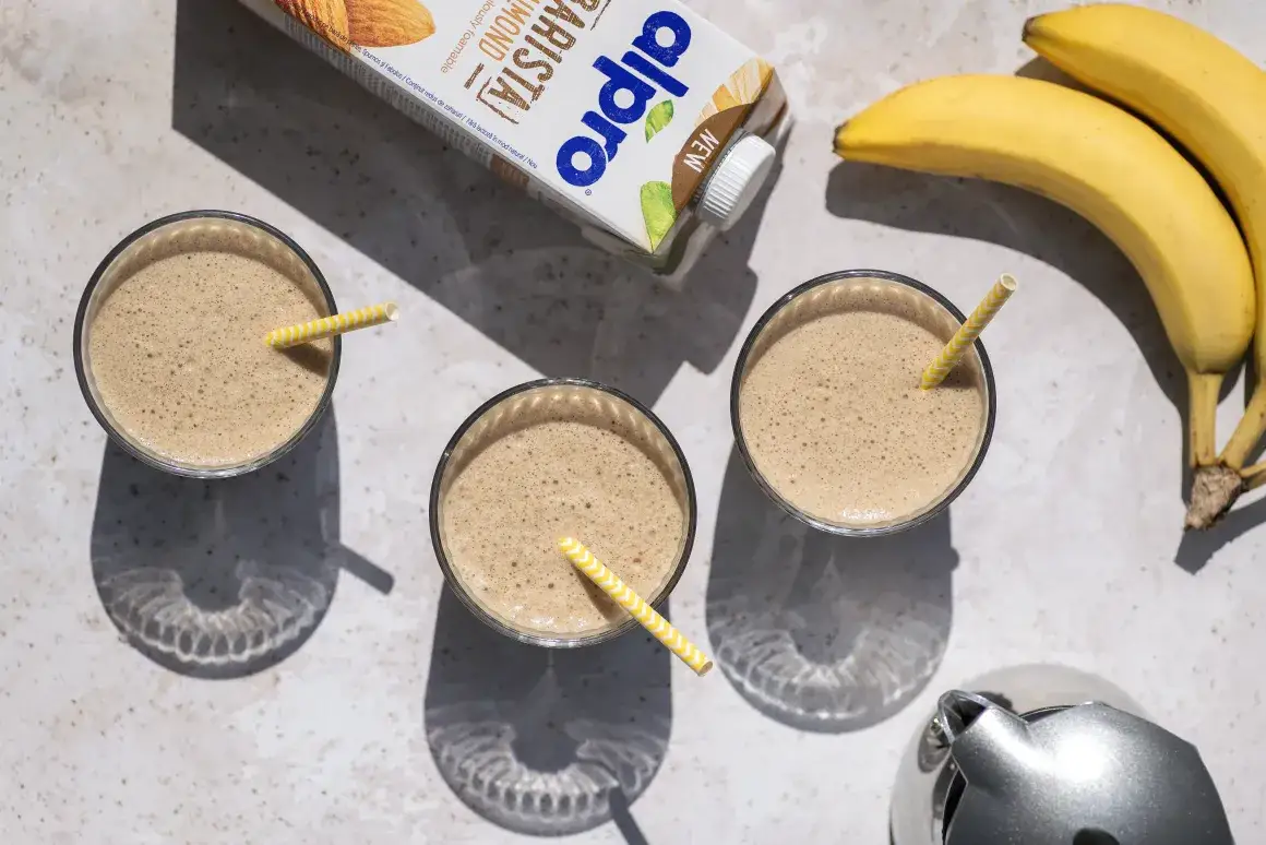 Czy kawa z mlekiem roślinnym jest zdrowa? Odkryj ukryte zagrożenia