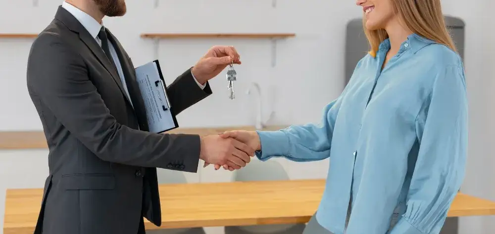 Jak bezpiecznie wynająć mieszkanie firmie i uniknąć problemów?