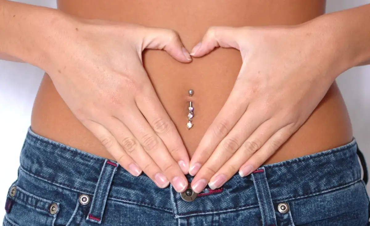 Jak dbać o kolczyk w pępku, aby uniknąć infekcji i bólu