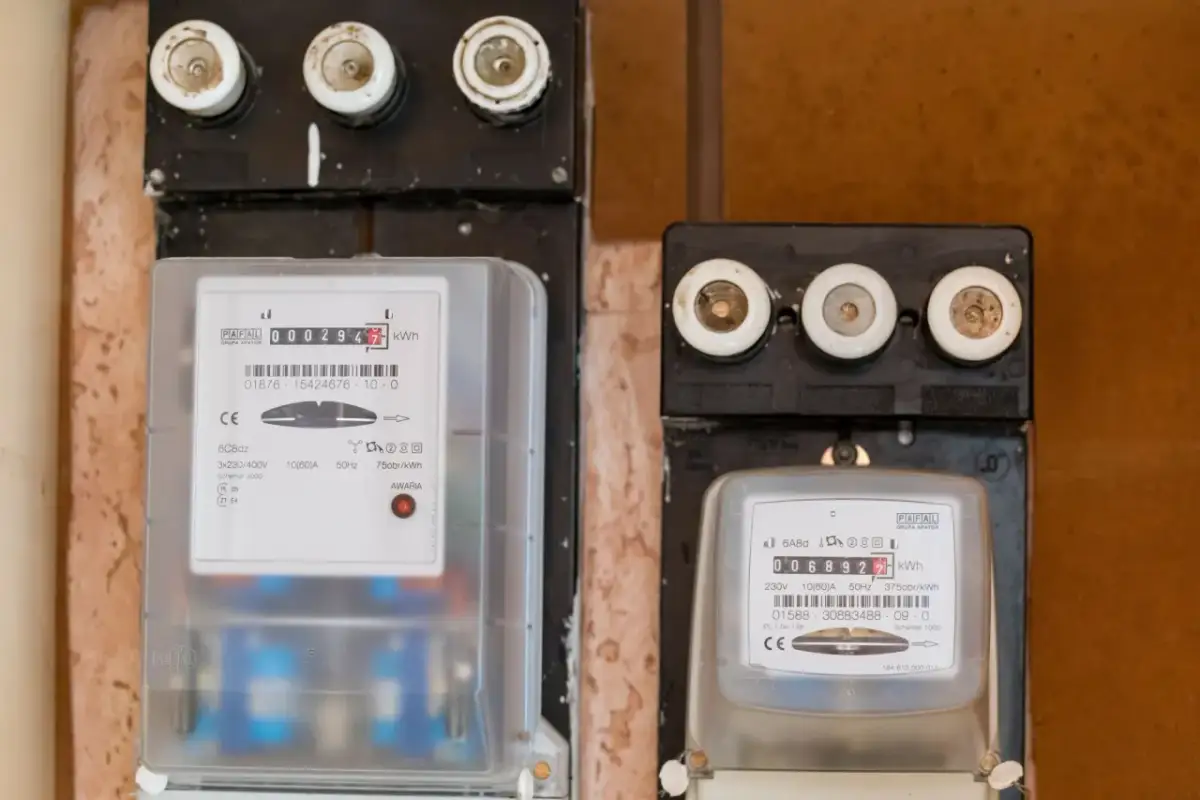 Dwa liczniki prądu, jeden przezroczysty, drugi szary, z widocznymi cyframi zużycia. Zastanawiasz się, ile kosztuje założenie licznika prądu?