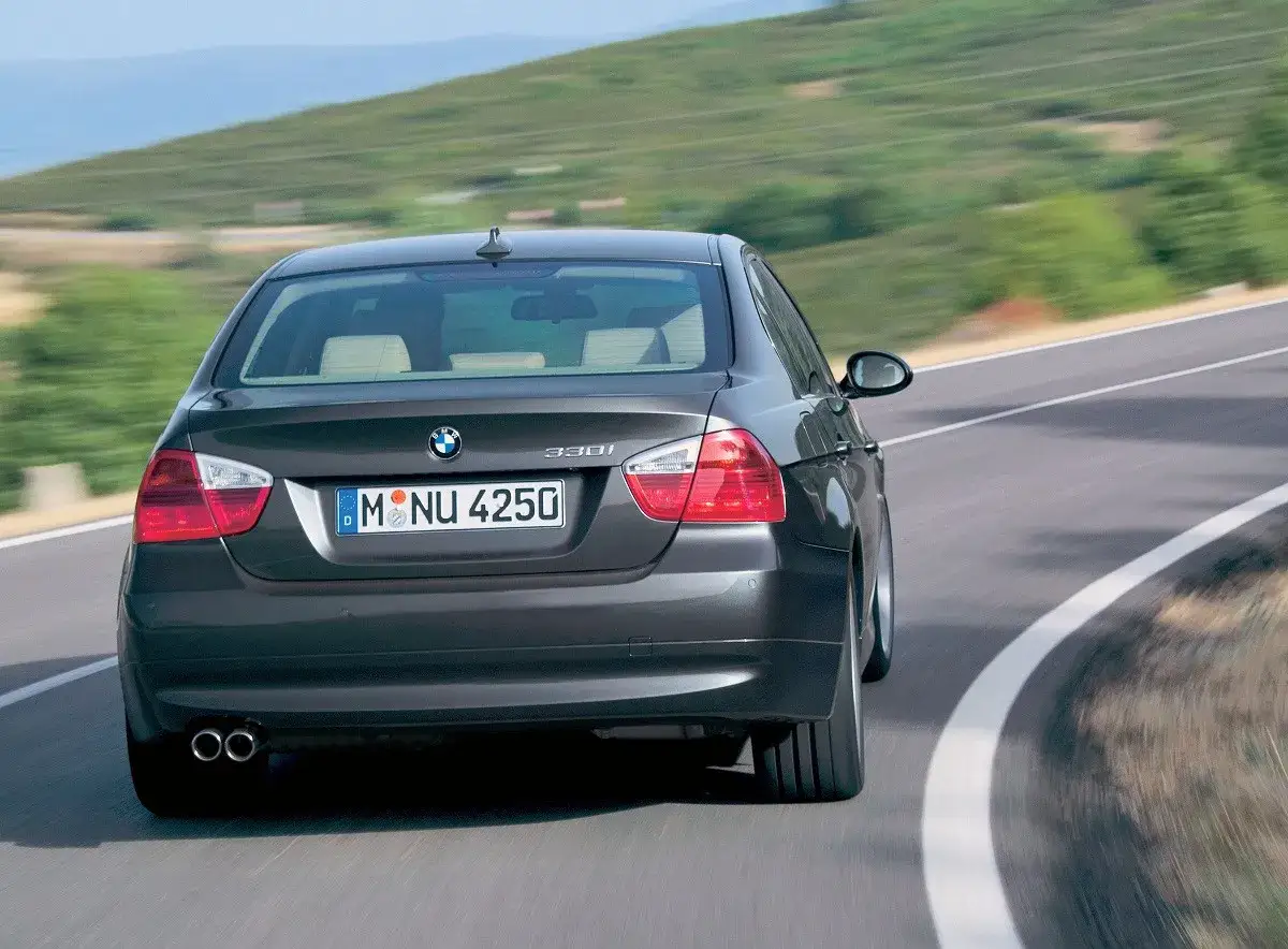 Ile oleju potrzebuje BMW E90 2.0 benzyna? Sprawdź, aby uniknąć problemów