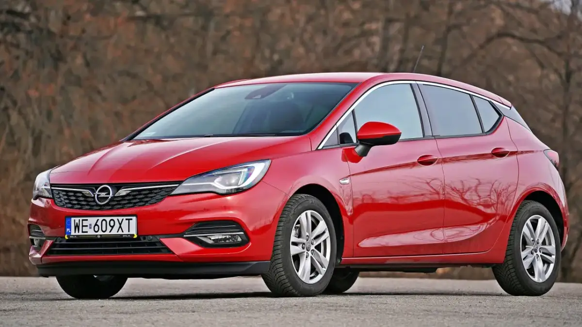 Opel Astra K: Pojemność baku (48L), zasięg i sekrety wskaźnika